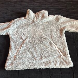 Very warm and comfortable hoodie, with a foldable neck that has a zipper